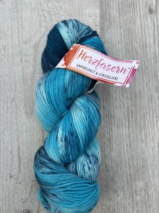 Manchmal braucht es keine Worte – nur Farben, die Geschichten erzählen. Meerespoesie ist eine Hommage an das Meer: zarte Türkis- und Aquatöne treffen auf moosige Grüntöne und feine Braunsprenkel, wie Treibholz, das sanft im Sand liegt.  Eine Färbung volle